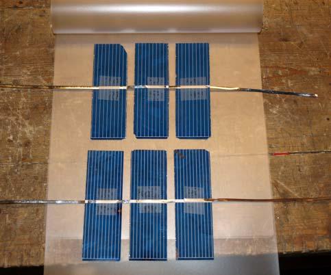 Legg solcellene inn mellom plastlaminatet som vist på figuren til høyre.