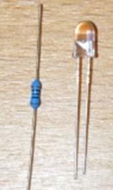6 Viser kretssymboler for motstand, diode og lysdiode Dioder har den egenskapen at de bare kan lede strøm en vei, dette gjelder også lysdioder.