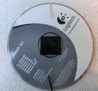 La koblingsbåndene favne om kanten av CD-platen som vist på