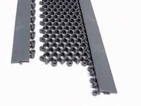 Størrelse: 400 x 400 mm Faset matterampe i eloksert aluminium for overliggende matter. Beskytter mattekantene og hindrer snublefare. Materiale: eloksert aluminium. Lengde: 3000 mm.