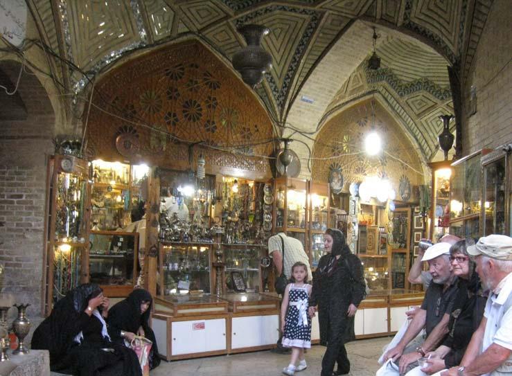 Før vi spiser middag på hotellet om kvelden, tar vi en tur til basaren i Shiraz, kanskje den vakreste av Irans mange basarer.