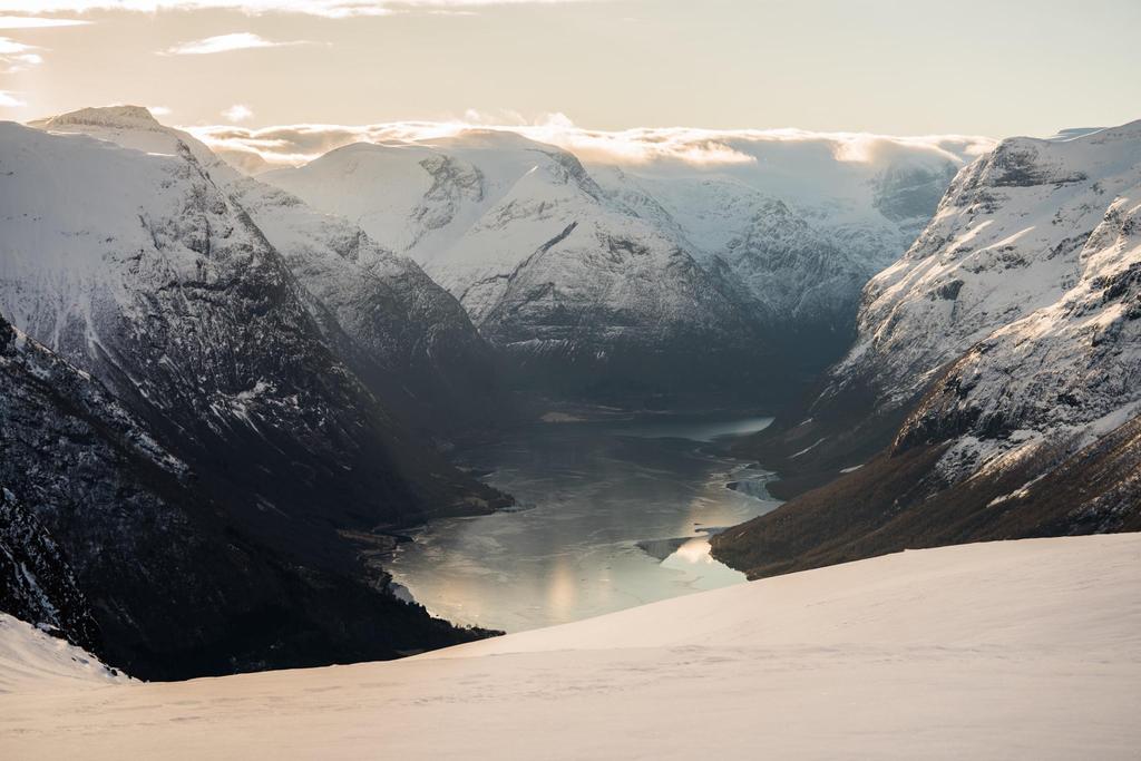 Positiv utvikling for Mobilitet og reiseliv Mobilitet og reiseliv utvikler mobilitetstjenester og selger reise- og kulturopplevelser ved å vise frem bærekraftige reiselivsdestinasjoner, fjord og