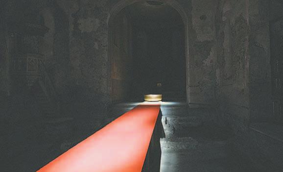 20 Kultur spezial 26. November 2015 Vorarlberger KirchenBlatt Die Brücke. Durch das Dunkel führt der rote Teppich den Blick bis hin zum Herzen der Stille, das von einer erhabenen Aura umgeben ist.