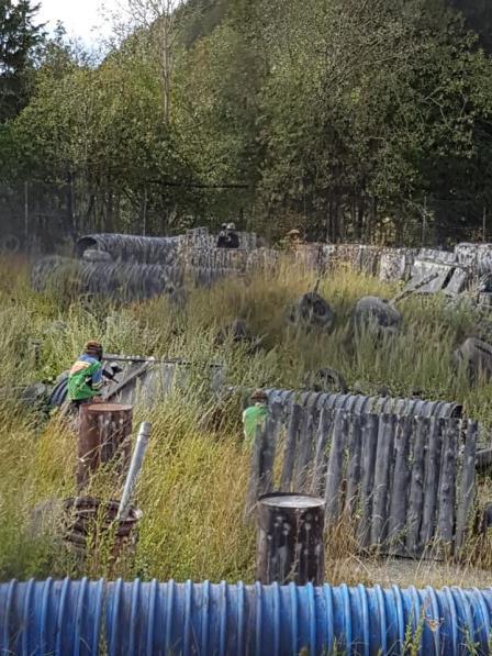 På bildet her ser dere en aktivitet med paintball. En tøff aktivitet som både jenter og gutter har deltatt på. På bildet2 til høyre viser det ungdommer som spiller basse.