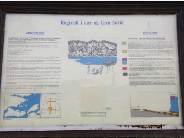 steinalderlokaliteter. Her sees lokaliteten fra sør. Bildet til høyre viser informasjonsskiltet på Rugtvedt-boplassen. grense (ca. 130 moh.