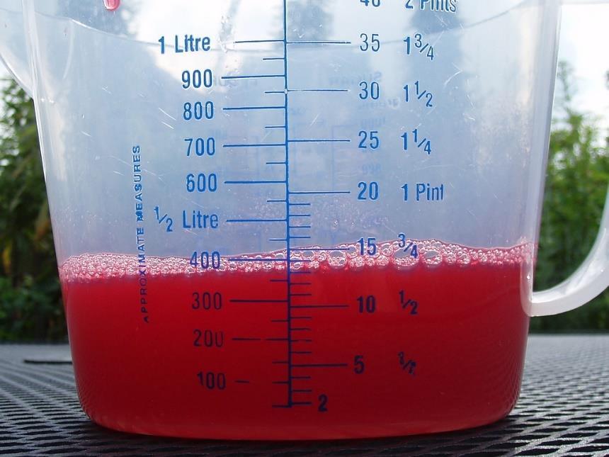 Oppgave 6 (6 poeng) Sara har blandet ferdig saft slik bildet av litermålet ovenfor viser. a) Bruk bildet og bestem hvor mye ferdigblandet saft Sara har laget. Oppgi svaret i ml og i L.