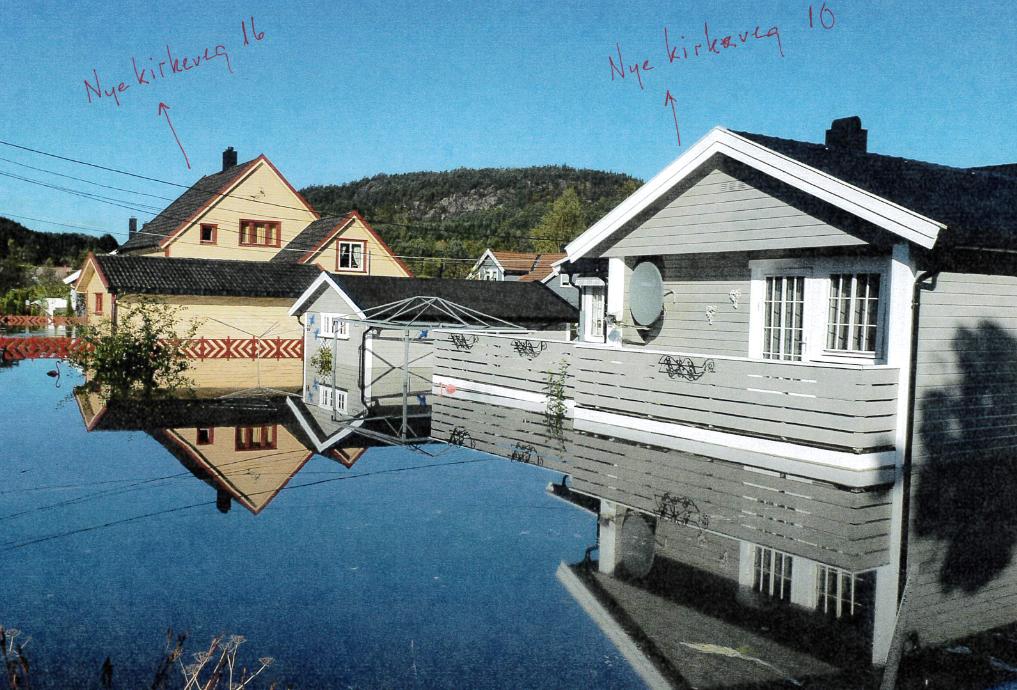 22 Søgne var 161,9 m³/s. Flere hus i Nodeland sentrum ble oversvømt. Noen av husene er vist på bilder i Figur 2-Figur 3.