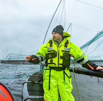 Havbruksanlegget Elevene reiser ut til havbruksanlegget i RIB sammen med guide. Dette ligger bare noen minutter med båt fra kaien på Røvær.