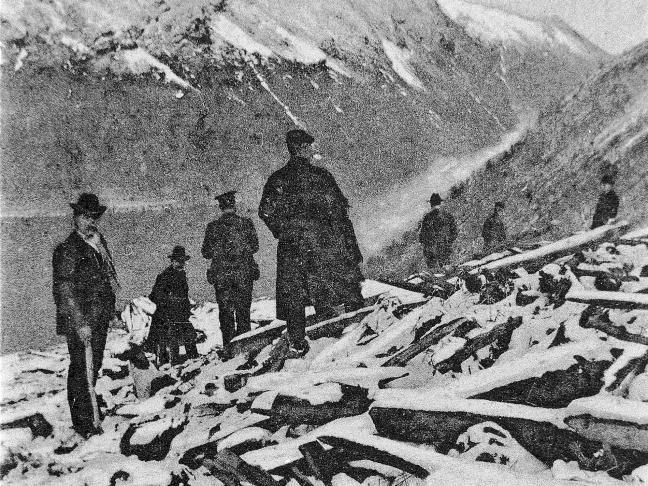 1913 med ei grundig skildring av Skjåkulykka i 1913 der 13 menneske omkom (Astor Furseth