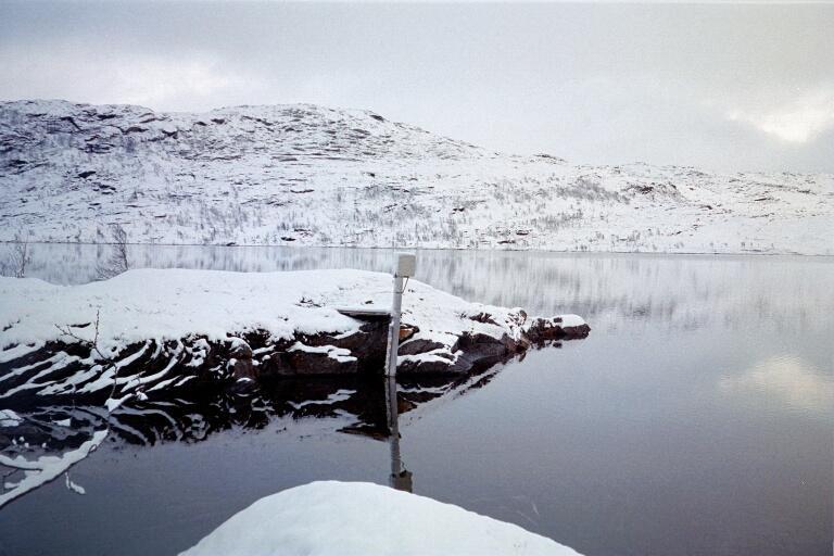 23 Figur 14: Målestasjonen i Røvatnet, den 23. oktober 2001. Figur 15: Vannføringskurve og målepunkter.