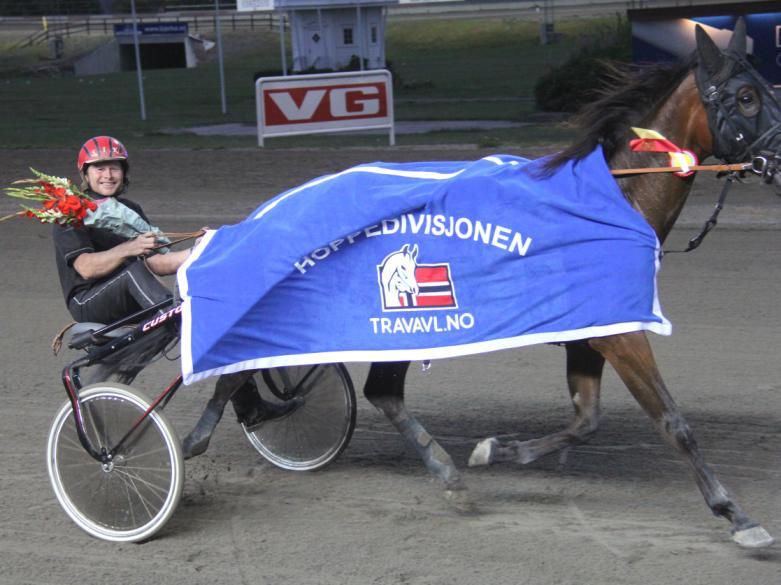 Hoppedivisjonen Travavl.no Vi har i 2018 sponset V75-løpene Hoppedivisjonen Travavl.no. Her har foreningen markert seg på seremoniplass og med flotte seiersdekken med vår logo og en oppdretterplakett.