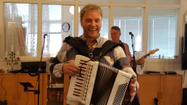 24.10.17 fikk vi besøk av Hans Olav Trøen og Odd Arne Sørensen som sang og underholdt i Fellesstua. På slutten av konserten var nesten hele Pålsejordet på beina og danset til kjente toner.