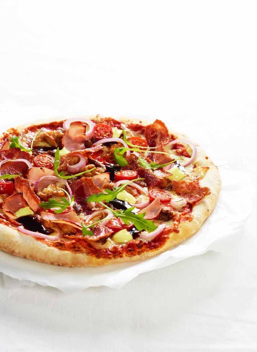 Bacon, skinke, pepperoni, biffkjøtt, BBQ-saus, bearnaisedressing, cherrytomat og ruccola. Et sikkert valg på enhvert pizzameny.