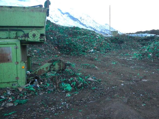 I tillegg må virksomheten få på plass tilstrekkelige driftsrutiner og spredningshindrende tiltak for å hindre spredning av plast, samt regelmessig kontroll/rydding av omkringliggende områder gjennom