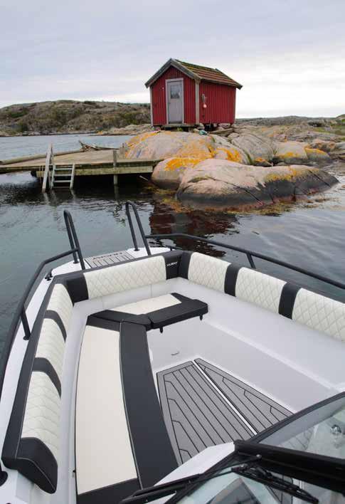 Båten har mange innovative løsninger som stoler med fjerer kombinert med vinklet fotstøtter for optimal kjørestilling.