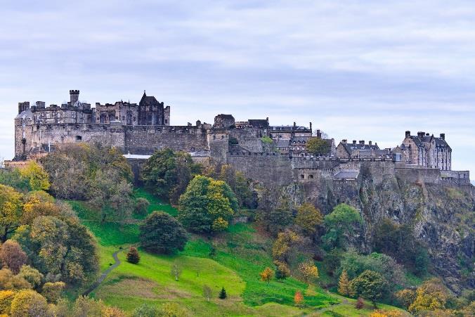 og monumentale byggverk som har spilt en rolle i nesten samtlige av landets historiske hendelser. Vi avslutter turen ved Edinburgh Castle hvor vi spiser en felles lunsj.