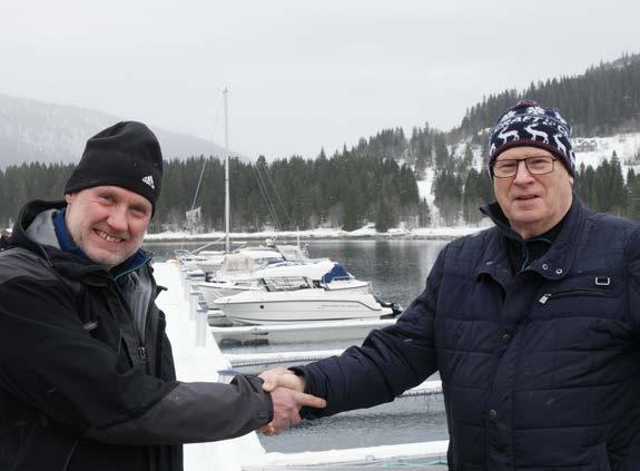 LEDER Formann Andre Stensland og kasserer Arne Andersen gratulerer hverandre med vel utført arbeid. Sløyebua.