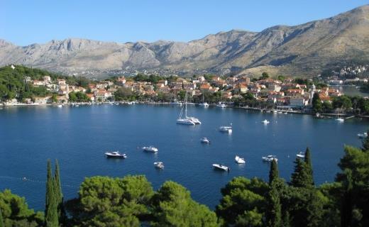 Vi kjører videre langs panoramaveien til Budva nede ved havet hvor vi stopper en times tid før vi drar tilbake til Kroatia.