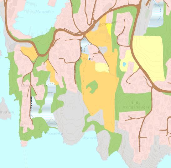 De flate partiene ligger i hovedsak på 20-25 moh. Høyden og vestre del av eiendommen ligger noe høyere i terrenget.