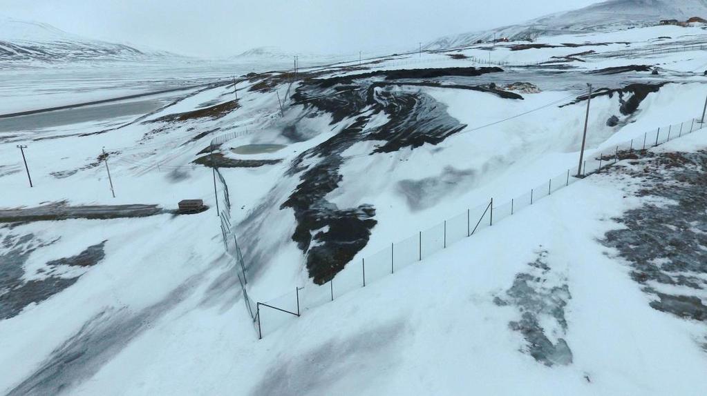 Deponiet ligger i et område med permafrost. Variasjonen i overflatetemperatur forplanter seg ned i bakken med en amplitude som minker med dybde under overflata.