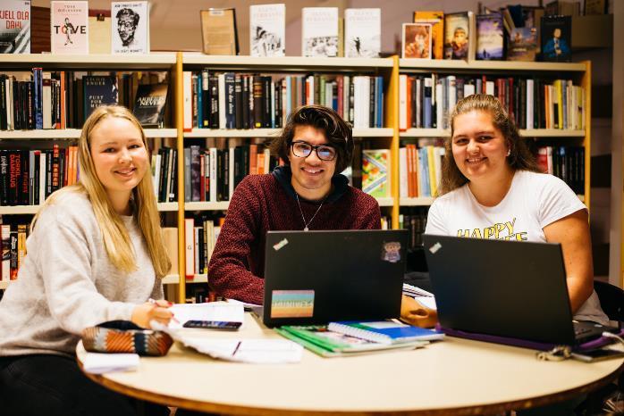 For dem som skal inn på universitet eller høgskole Både teoretiske og praktiske fag Stor variasjon i metode og