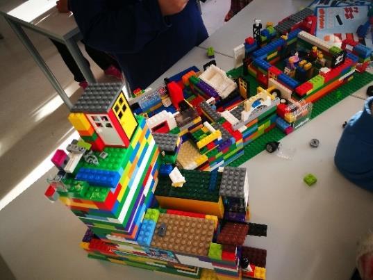 BYGGMESTERNE Sted: 3C læringsrom På byggmesterne blir barna kjent med sine motoriske og kreative egenskaper. Barna får muligheten til å bygge med forskjellige klosser som for eksempel LEGO og kapla.