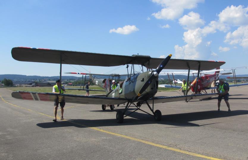 Restaurert Tiger Moth på Kjeller 26. oktober fikk Caproni nr 501 motorstopp under avgang. Flyger var sersjant Reidar Emil From, hans første solotur med Capronien.