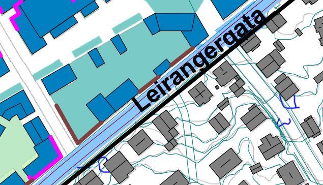 Støyskjermer på 1,8 meter over bakkeplan Figur 4-7: Skjermingsløsninger for område 6. Støyskjermer på bakkeplan er markert med brunt. 4.1.7. Område 7 Område 7 har en del felles uteområder og privathager på bakkeplan mellom bebyggelsen, jf.