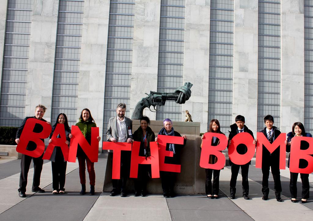 Bilde: ICAN-aktivister demonstrerer utenfor FN-bygningen i