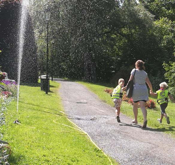 Relasjonskompetanse Relasjonskompetanse er kunnskaper, ferdigheter, evner og holdninger som etablerer, utvikler, vedlikeholder og reparerer relasjoner mellom mennesker.