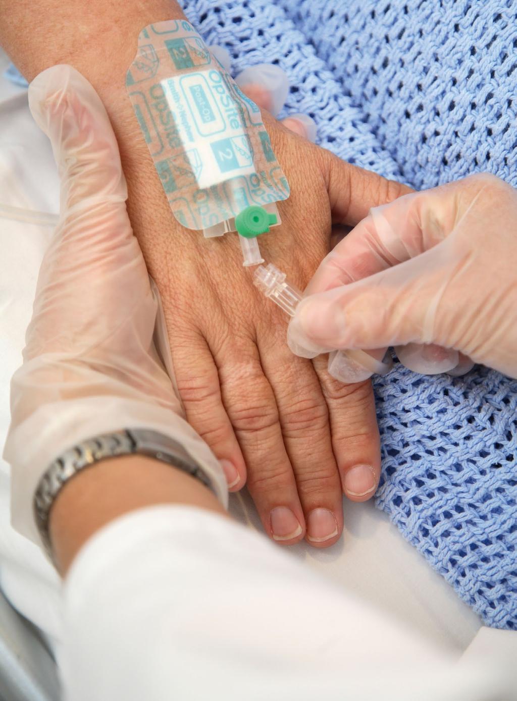 Perifert venekateter (PVK) En sykepleier setter inn et perifert venekateter (PVK) på handa til Gunvor. Et PVK er en tynn plastslange som settes inn i en blodåre.