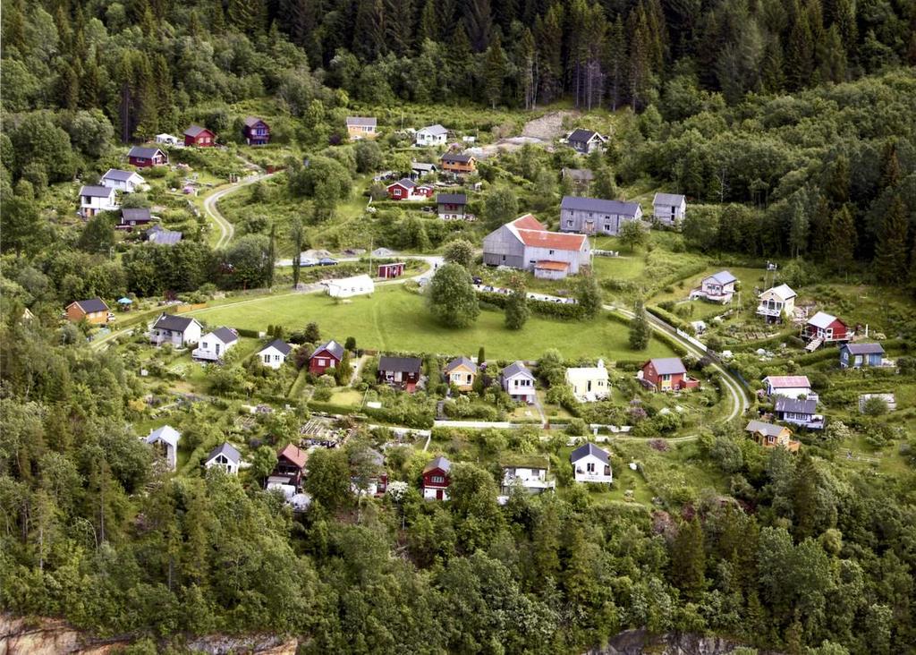 KORT HISTORIKK Klemetsaune kolonihage består av 46 parseller med hytter. De første hyttene ble bygget i 1988.