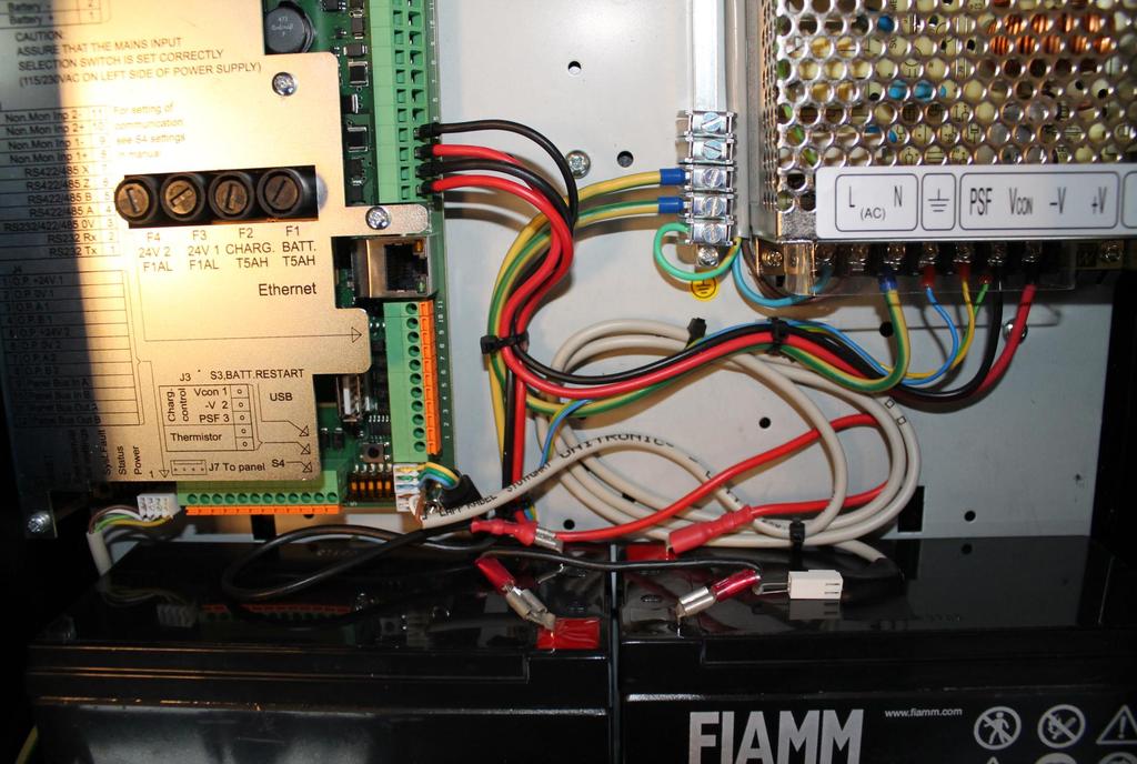 Tilkoblinger Fest temperatursensoren til batteriet med en bit tape som vist.