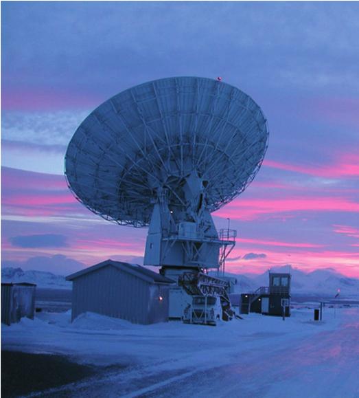 Bjørn Engen Figur 1 Ny Ålesund Geodetiske Observatorium med sin dominerende 20 m (diameter) VLBI antenne sjon i deres budsjetter førte imidlertid til at utstyret ble kalt tilbake og plassert på