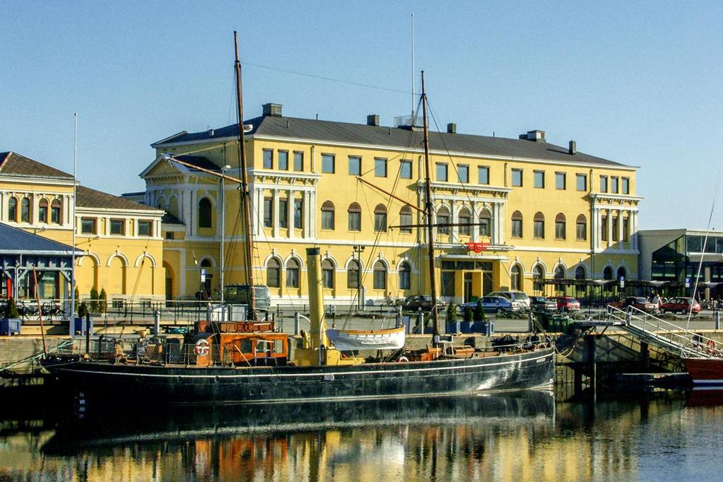 et byggesett i hvitmetall som er satt sammen med skruer. Den er malt med vanlig sykkellakk på sprayboks. Hvordan har så to år under åpen himmel påvirket modellene?