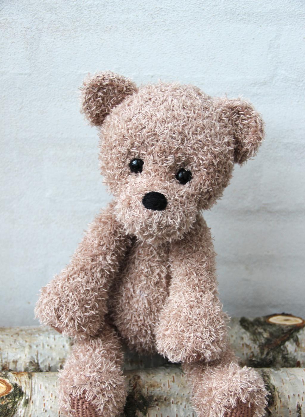 MATERIALER: STOR TEDDY 300 g Go Handmade Couture garn 25 g Go Handmade Soft garn (dobbelt garn) LILLE TEDDY 200 g Go Handmade Couture garn 25 g Go Handmade Soft garn (dobbelt garn) Broderi garn 2