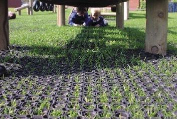 Ringmatter Ringmatter legges på gress for å forbedre gressets støtabsorberende effekt. Mattene forhindrer også slitasje på gresset.