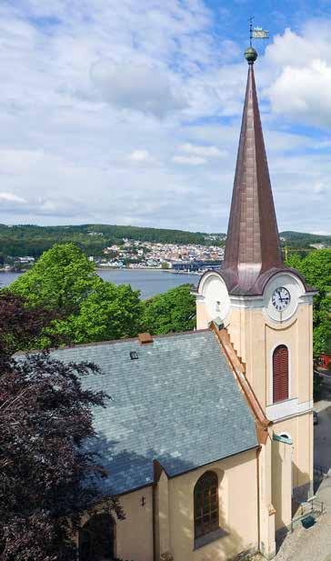 Larvik kirke ligger på Tollerodden som er i utkanten av tettbebyggelsen ved havnen.