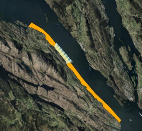 Skarpeneset. Arealet ligg langs land ut mot Radfjorden. Topografien i området består av skrånande sjøbotn, ned til djup på om lag 200 meter.
