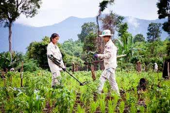 Rydding av eksplosiver i Laos I Laos har Fagforbundet samarbeidet med Norsk Folkehjelp siden 2009. Prosjektet kartlegger og fjerner klasebomber og ammunisjonsrester.