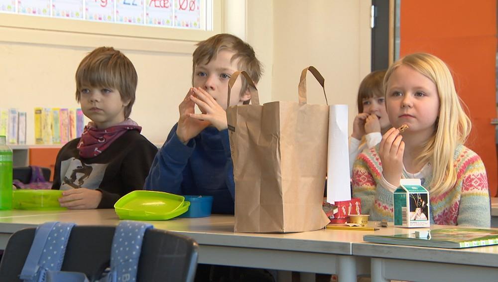 Voksenansvar og lærerroller i skolemåltidet hva betyr det for måltidet?