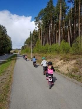 Det å sykle er vi glade i og sykkelturene har gitt oss gode opplevelser sammen. Røde fjær har syklet til Ulvestøtta og en rundtur via Røyse Skole.