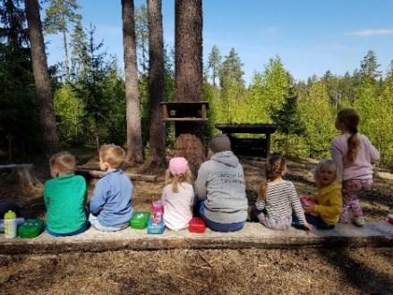 Venner Nasse Nøff og Ole Brumm satt i gresset og tegnet Hvordan staves venn? sa Nasse Jeg trenger ikke stave det, jeg føler det, svarte Brumm.