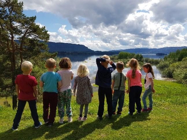 Barnehagen skal legge til rette for at de eldste barna har med seg erfaringer, kunnskaper og ferdigheter som kan gi dem et godt grunnlag og motivasjon for å begynne på skolen (R:17) Små føtter -