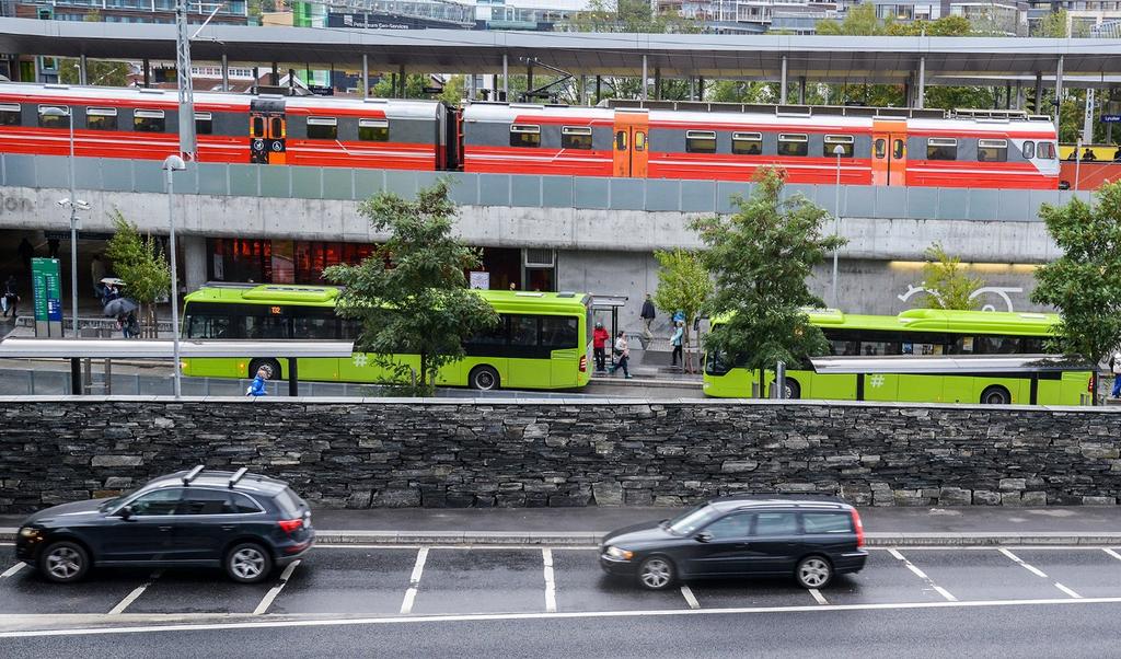 Figur 23: Lysaker stasjon, foto: Knut Opeide. Gods Det meste av godstrafikken på jernbane passerer gjennom Oslo og Akershus og Alnabruterminalen er navet i godstrafikken.