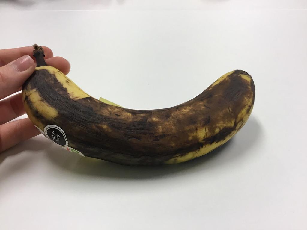 Banan i kjøleskap: Bananen er veldig brun, veldig myk og den Økologiske litt gul. Logg pære Dag 1-25.