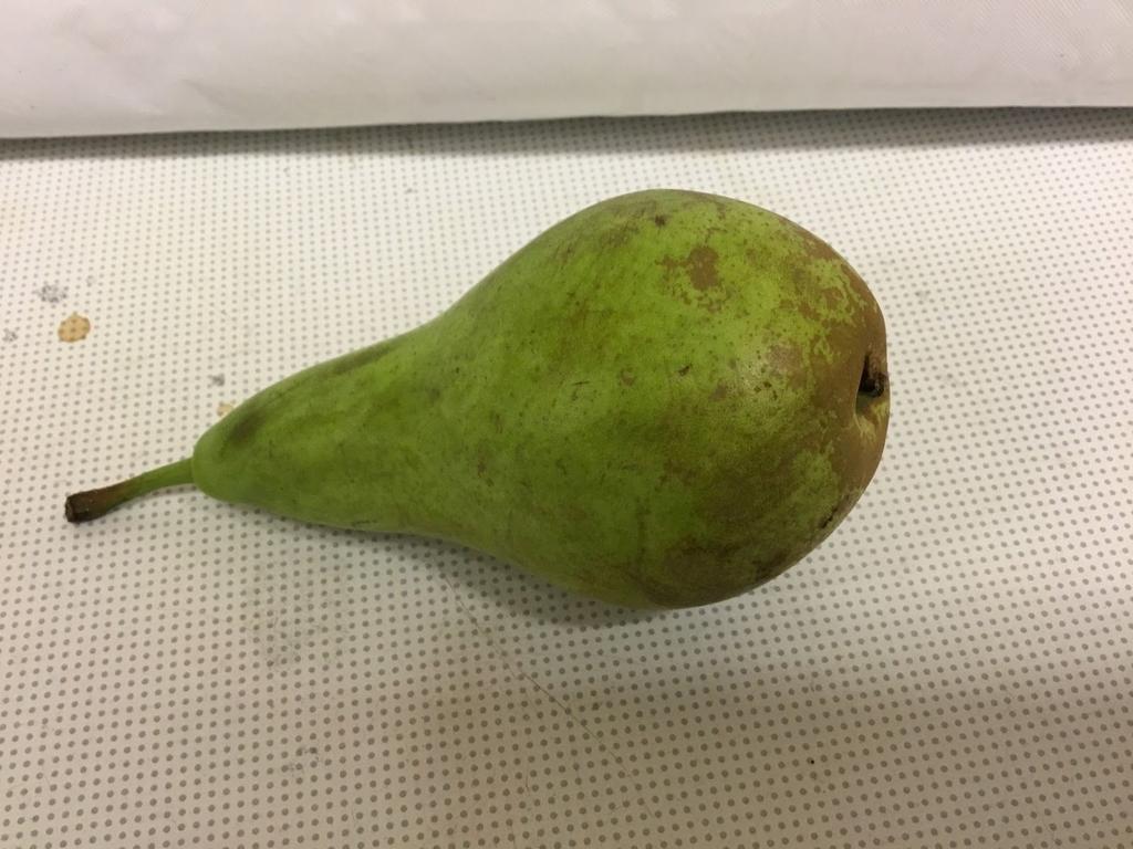 Økologisk pære i plastpose på benken: Den var nesten helt brun, på toppen av pæren var det ikke så