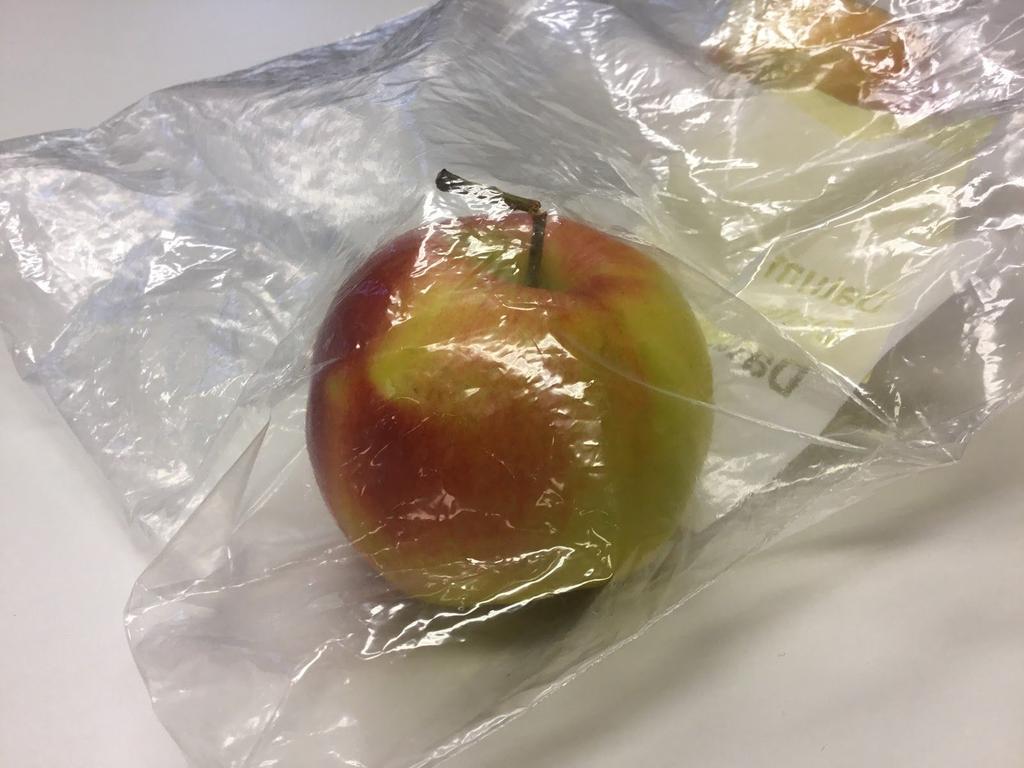 U økologisk med pose i kjøleskapet Dag 1 - Halve eple er rødt med noen grønne flekker. Det er hardt og en utvekst ca.