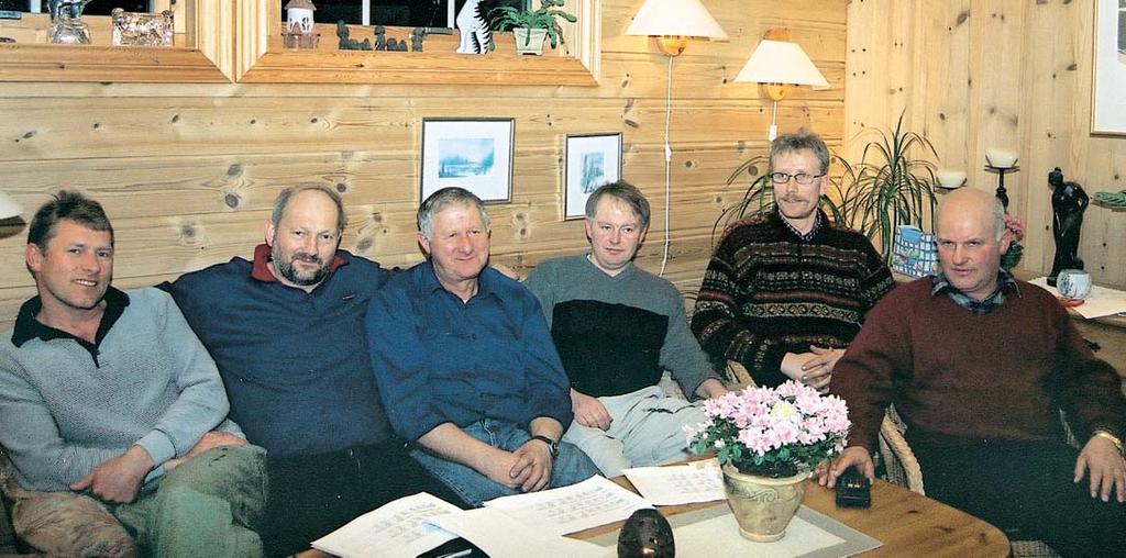 Prestmarka beitelag på Eina i Vestre Toten 100 kyr på beite i fire måneder hver sommer 420 dekar 450 meter over havet Fra venstre Erlend Amlie, Thorvald Sønsteby, Arne Bredesen, Reidar Amlie, Knut