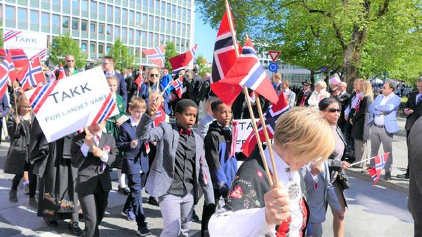 Foto: Kjell Halvorsen The main program 10:00 Barnetoget, the main Children s Parade starts from the Radisson Blu Atlantic Hotel 10:00 Children s Parades in several of Stavanger s neighborhoods (see